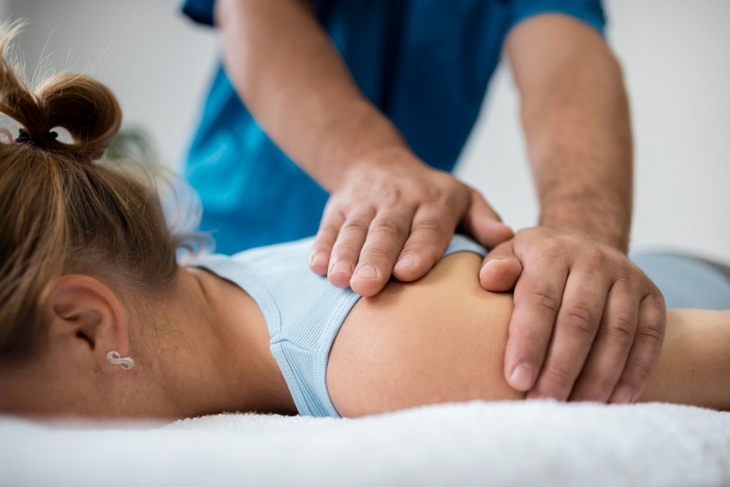 Mężczyzna masujący kobietę 