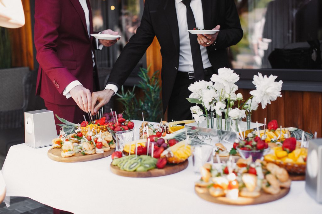 Przykład profesjonalnie zorganizowanego cateringu podczas eventu firmowego – usługi cateringowe dla firm Wrocław w akcji.

