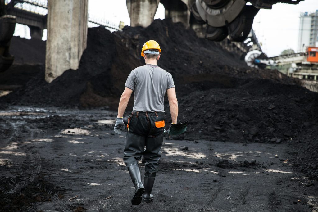 Pracownicy podczas szkolenia wstępnego BHP Warszawa uczą się zasad bezpiecznej pracy i reagowania na zagrożenia.

