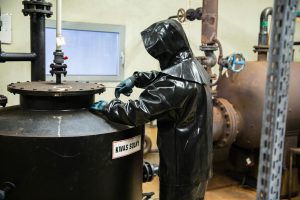 Instruktor prowadzi szkolenie wstępne BHP Warszawa dla nowych pracowników w nowoczesnej sali szkoleniowej.