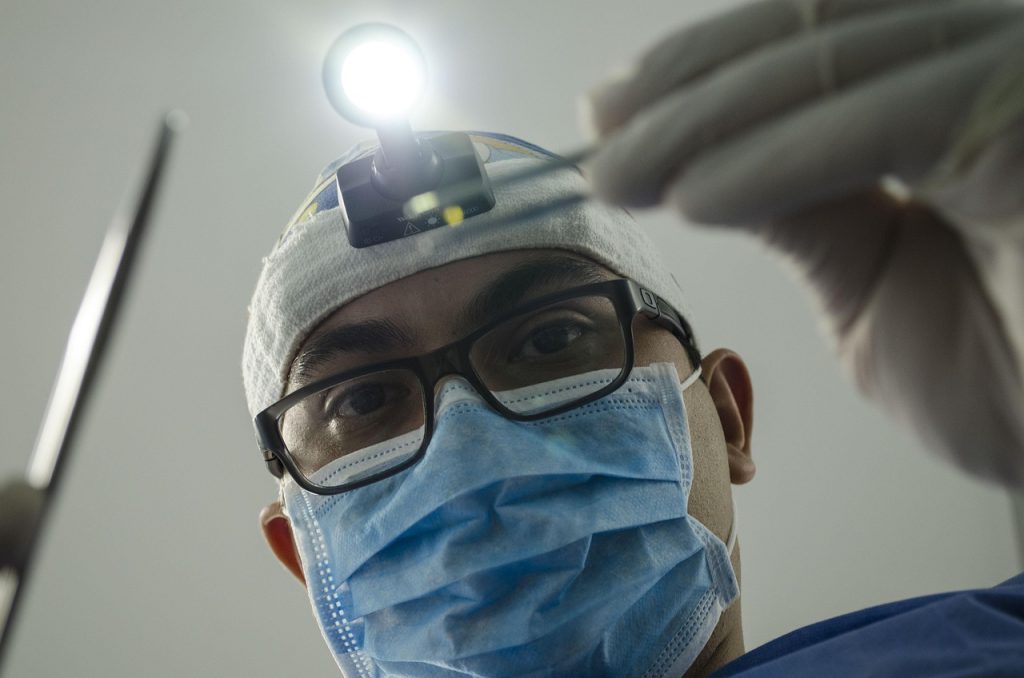 Dentysta dziecięcy w Krakowie podczas pierwszej wizyty małego pacjenta – spokojna atmosfera i uśmiech gwarantowane.

