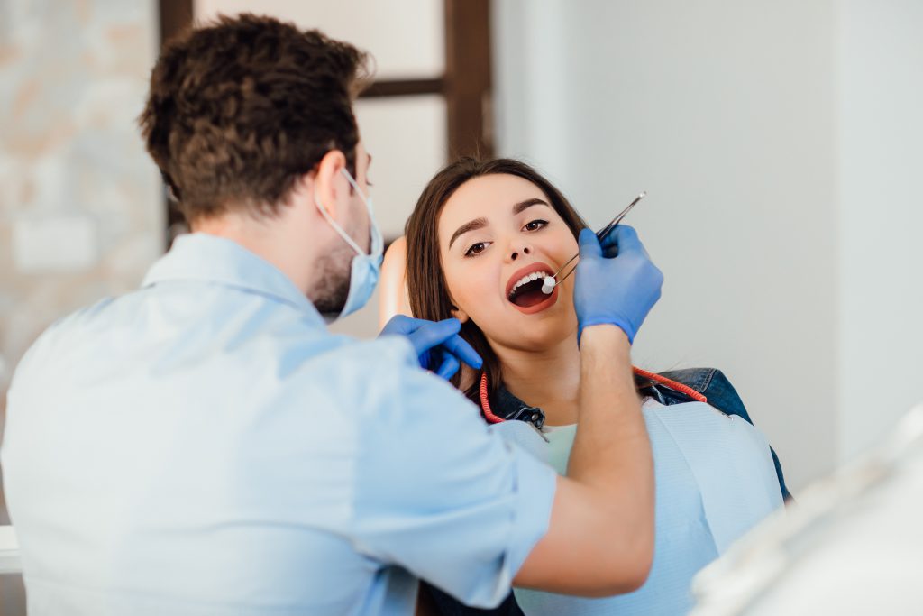 Dentysta z Czyżyn podczas konsultacji – stomatologia z indywidualnym podejściem.