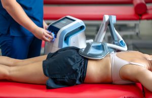 Pacjent podczas badania usg biodra Kraków – szybka i bezpieczna diagnostyka bólu biodra.