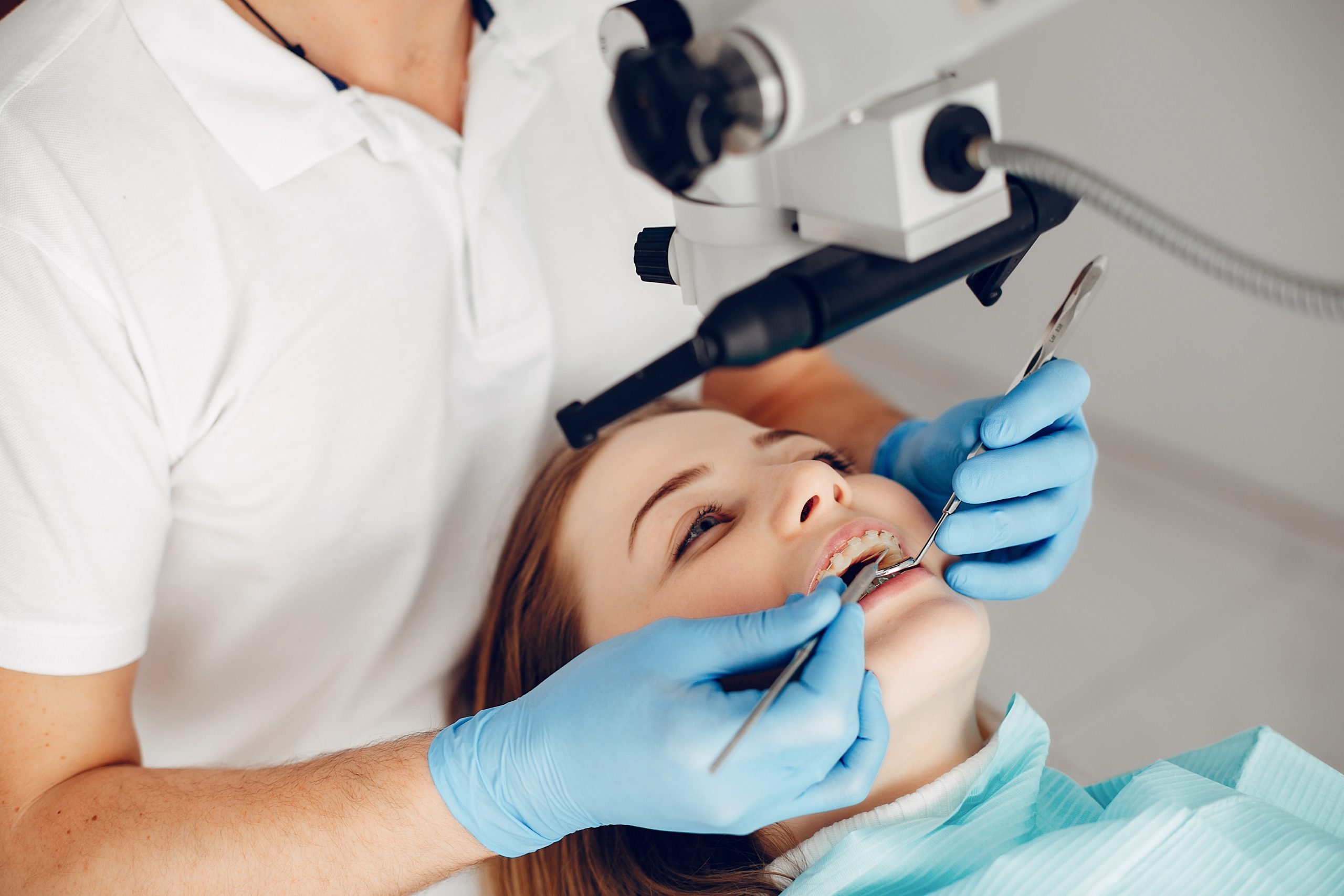 Dentysta wykonuje odbudowę zęba w Krakowie – precyzyjna praca nad zębem bocznym