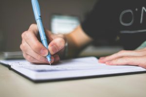 Osoba zapisująca tłumaczenia ekspresowe