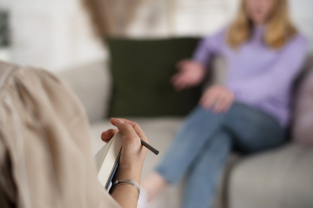 Spokojna rozmowa pacjenta z psychiatrą w gabinecie w Krakowie – wsparcie psychiczne i medyczne w bezpiecznej atmosferze.