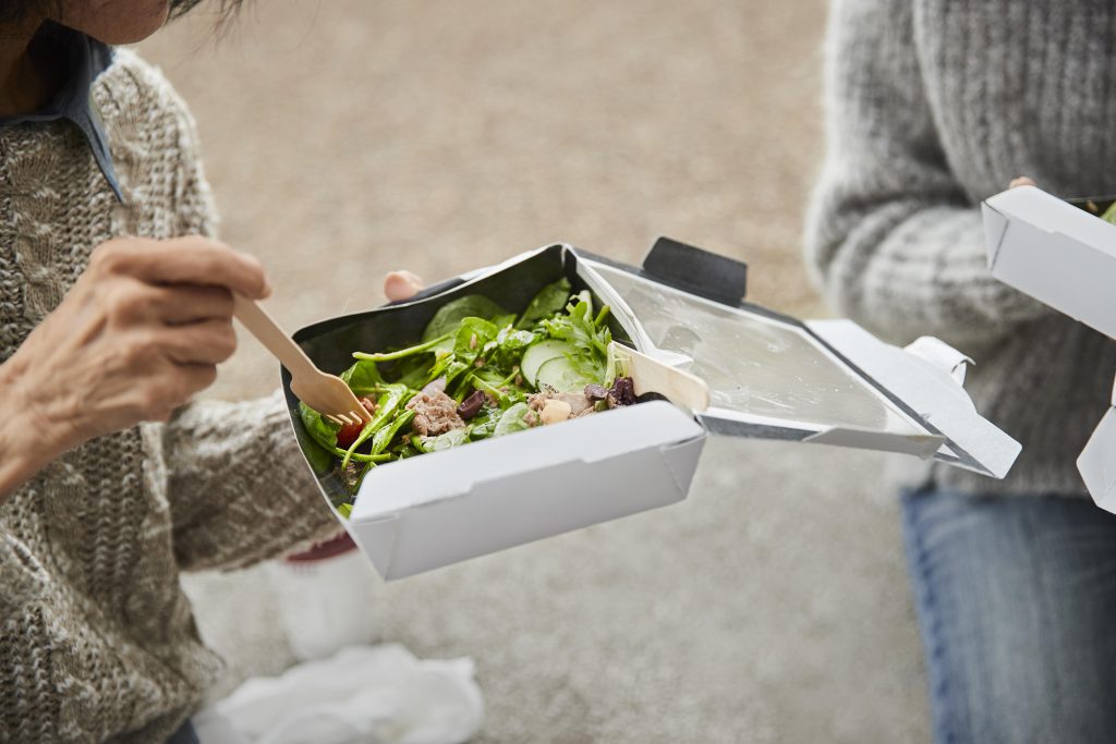 Kobieta jedząca dietę pudełkową bez glutenu i laktozy