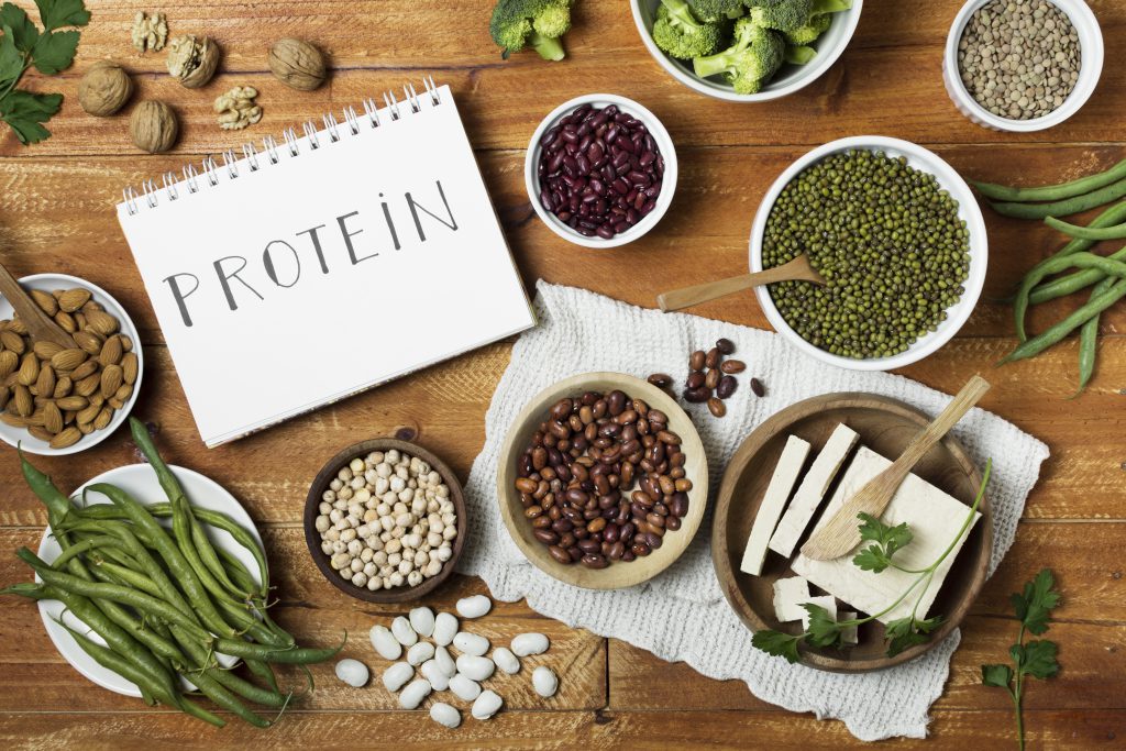 Tofu, fasola, soczewica, migdały i brokuły jako naturalne roślinne źródła białka – idealne składniki na wysokobiałkową dietę wegetariańską.