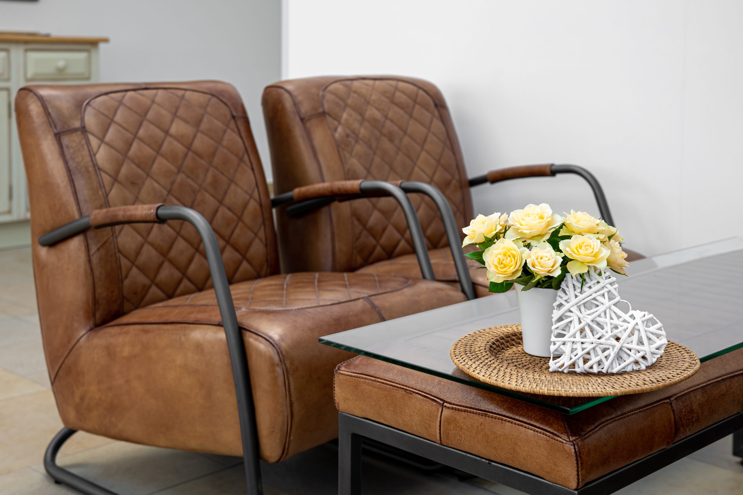 Brązowe meble skórzane w eleganckim salonie z kwiatową dekoracją