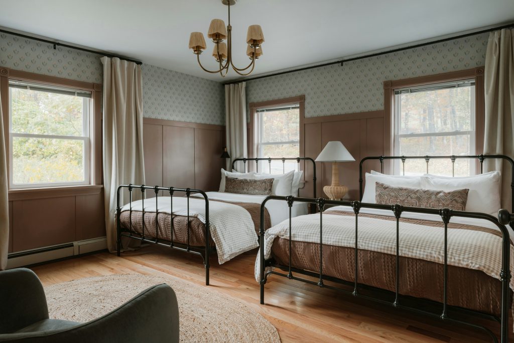 zdjęcie 2 łóżek podwójnych z materacem w pokoju