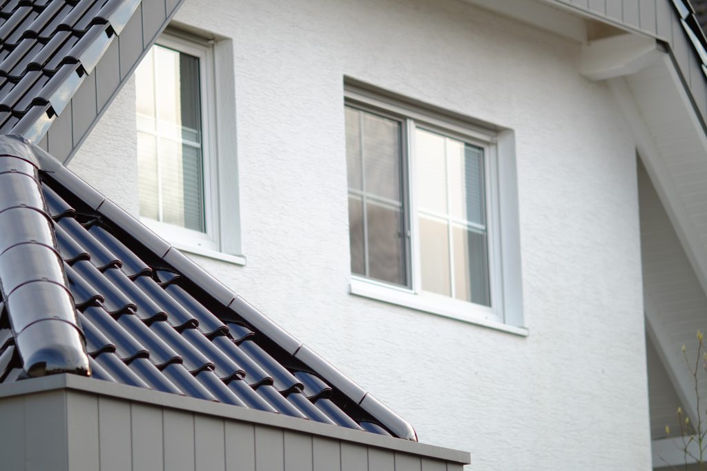 Nowoczesny dom z zamontowanymi oknami Veka Perfectline Katowice – estetyka i energooszczędność