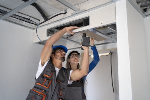 Montaż klimatyzacji Gorzów Wielkopolski – instalacja jednostki wewnętrznej przez doświadczonych techników