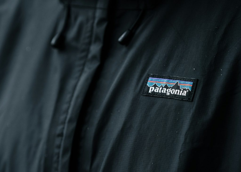 czarne ubranie z logo firmy