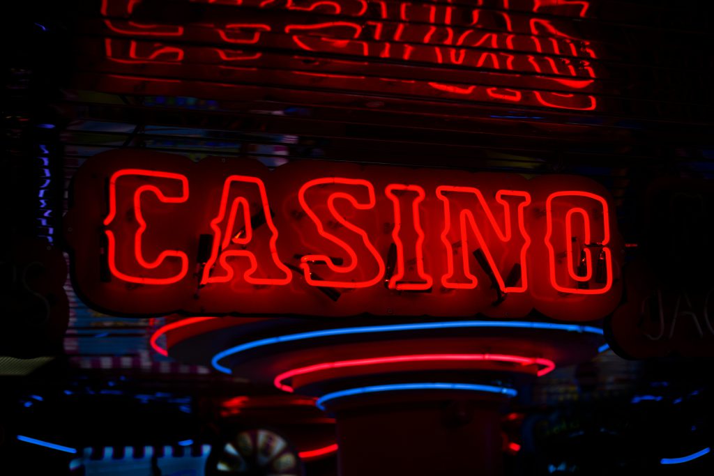 neonowy napis casino
