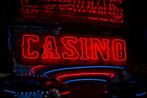 neonowy napis casino
